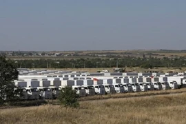 Ukraine vừa nã pháo vào miền đông, vừa nhận hàng cứu trợ Nga