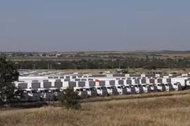 Ukraine vừa nã pháo vào miền đông, vừa nhận hàng cứu trợ Nga