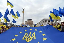 Ukraine vừa ngả về EU đã nhận cảnh báo bi quan