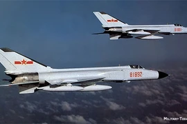 Phi công J-8 không nhảy dù, máy bay đâm vào rừng tử nạn