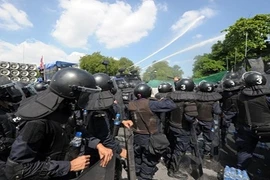 Cảnh sát rút lui để người biểu tình tràn vào tòa nhà Chính phủ