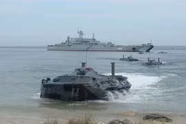 Quân Nga rầm rập tiến về Crimea, Ukraine tổng động viên quân đội, cầu viện NATO 