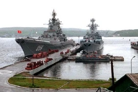 10 chiến hạm của Nga đối đầu tàu chiến Mỹ ở Địa Trung Hải