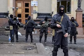 Nghi án Ukraine sử dụng lính đánh thuê nước ngoài và bom chùm