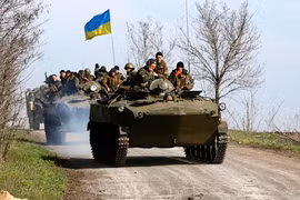 Tổng thống Ukraine thừa nhận không thể giành chiến thắng quân sự tại miền Đông 