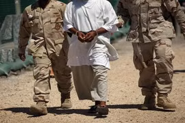 CIA biến tù nhân Guantanamo thành điệp viên hai mang