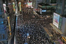 Chính quyền Hong Kong xuống giọng, kêu gọi chấm dứt biểu tình