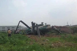 Trực thăng Mi-171 Trung Quốc rơi xuống ruộng vỡ nát