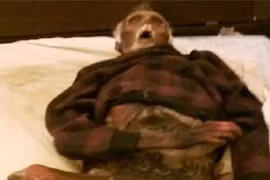 Kinh hoàng bà già ôm xác chồng thối rữa ngủ hàng năm trời