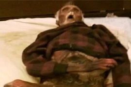 Kinh hoàng bà già ôm xác chồng thối rữa ngủ hàng năm trời