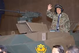 Thủ tướng Shinzo Abe cưỡi xe tăng, hô khẩu hiệu “Nhật Bản bị xâm lược”