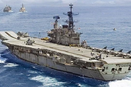 Ấn Độ lại tiếp tục cháy tàu sân bay INS Viraat 