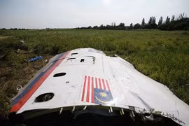 Chuyên gia quốc tế suýt dính đạn cối tại hiện trường vụ MH17