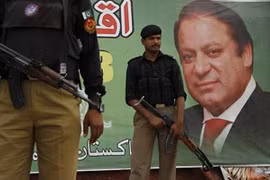 Tân Chính phủ Pakistan duyệt chi ngân sách quốc phòng khủng