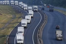 Đoàn xe thiết giáp Nga lẻn sang Ukraine sau đoàn xe cứu trợ?