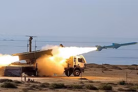 Iran chế tạo thành công tên lửa hành trình đối đất có thể phóng từ máy bay