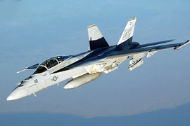 Tiêm kích hạm F/A-18E Mỹ ném “bom” vào nhà dân Nhật Bản 