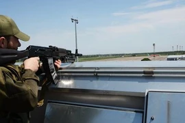 Máy bay Ukraine dội bom dữ dội sân bay Donetsk