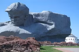 CNN phải xin lỗi Nga vì báng bổ tượng đài “Lòng dũng cảm”