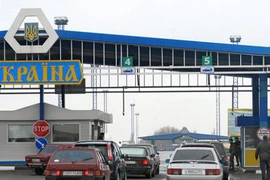 Ukraine đóng cửa và cân nhắc rải mìn ở biên giới với Nga