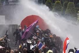 Cảnh sát Thái Lan bắn hơi cay vào người biểu tình chống chính phủ