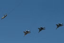 Hàng chục máy bay chiến đấu Iran diễn tập tại Vịnh Persian