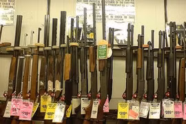 Nhà thờ Mỹ hút tín đồ bằng... súng quân dụng