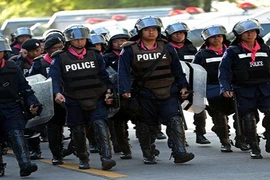 Cảnh sát Thái Lan bắt đầu chiếm lại các cơ sở chính phủ từ tay người biểu tình