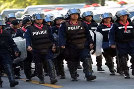 Cảnh sát Thái Lan bắt đầu chiếm lại các cơ sở chính phủ từ tay người biểu tình