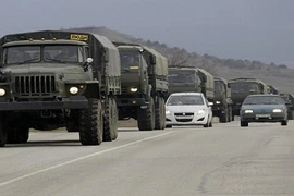 Hàng trăm xe quân sự ầm ầm tiến vào Crimea là của Nga?