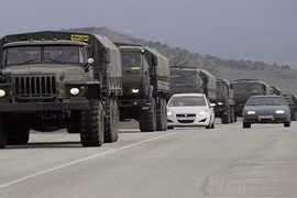 Hàng trăm xe quân sự ầm ầm tiến vào Crimea là của Nga?