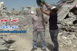 Dội đá và cát lên đầu: Thông điệp hòa bình từ Dải Gaza