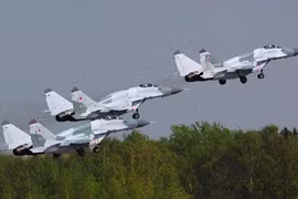 Máy bay chiến đấu Su-27, MiG-29 và xe tăng Nga ồ ạt đổ về Crimea
