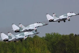 Máy bay chiến đấu Su-27, MiG-29 và xe tăng Nga ồ ạt đổ về Crimea