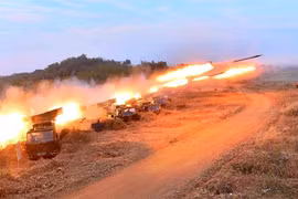 Ông Kim Jong-un thị sát diễn tập bắn đạn thật cực lớn của quân đội Triều Tiên