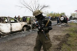 Slavyansk ra lệnh giới nghiêm, kêu gọi Nga kéo quân vào miền Đông