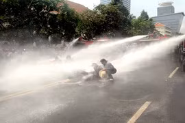 Cảnh sát Campuchia dùng hơi cay, vòi rồng trấn áp biểu tình