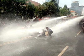 Cảnh sát Campuchia dùng hơi cay, vòi rồng trấn áp biểu tình