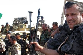 Anh cung cấp súng máy hạng nặng và huấn luyện người Kurd chống IS