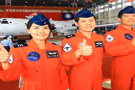 Đài Loan có nữ phi công lái “Sát thủ săn ngầm” 
