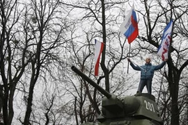 Lực lượng bí ẩn mang cờ Nga tiếp tục chiếm đóng sân bay ở Crimea