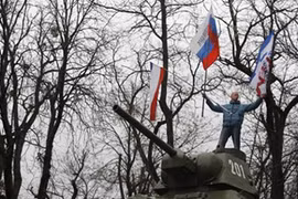 Lực lượng bí ẩn mang cờ Nga tiếp tục chiếm đóng sân bay ở Crimea