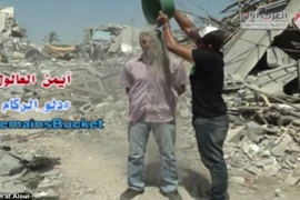 Dội đá và cát lên đầu: Thông điệp hòa bình từ Dải Gaza