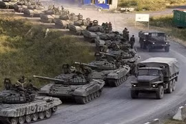 Ukraine: 100 xe bọc thép hạng nặng Nga đang tiến vào miền đông