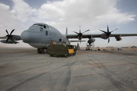 Trực thăng chở hàng cứu trợ siêu bão Haiyan bị rơi