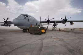 Trực thăng chở hàng cứu trợ siêu bão Haiyan bị rơi