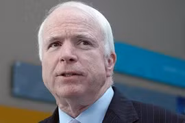 TNS John McCain chỉ trích Tổng thống Obama, yêu cầu không kích cả Syria