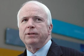 TNS John McCain chỉ trích Tổng thống Obama, yêu cầu không kích cả Syria