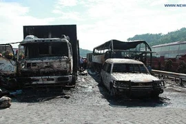 Chùm ảnh đâm xe kinh hoàng tại Trung Quốc làm 5 xe bốc cháy, 38 người chết