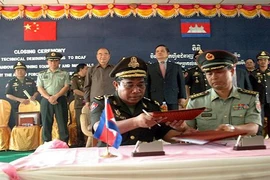 Trung Quốc huấn luyện rà phá bom mìn cho binh lính Campuchia